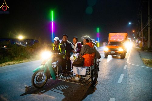 ภาพ No.196451:พิธีตักบาตรพระธรรมยาตรา ณ อนุสรณ์สถานลำดับที่ 3 สถานที่เกิดใหม่ในเพศสมณะ วัดสองพี่น้อง ต.ต้นตาล อ.สองพี่น้อง จ.สุพรรณบุรี ในโครงการธรรมยาตรา กตัญญูบูชา มหาปูชนียาจารย์ พระมงคลเทพมุนี(สด จนฺทสโร) พระผู้ปราบมาร ปีที่ 13 วันที่ 15 มกราคม พ.ศ.2568