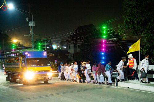 ภาพ No.196454:พิธีตักบาตรพระธรรมยาตรา ณ อนุสรณ์สถานลำดับที่ 3 สถานที่เกิดใหม่ในเพศสมณะ วัดสองพี่น้อง ต.ต้นตาล อ.สองพี่น้อง จ.สุพรรณบุรี ในโครงการธรรมยาตรา กตัญญูบูชา มหาปูชนียาจารย์ พระมงคลเทพมุนี(สด จนฺทสโร) พระผู้ปราบมาร ปีที่ 13 วันที่ 15 มกราคม พ.ศ.2568