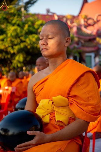 ภาพ No.196460:พิธีตักบาตรพระธรรมยาตรา ณ อนุสรณ์สถานลำดับที่ 3 สถานที่เกิดใหม่ในเพศสมณะ วัดสองพี่น้อง ต.ต้นตาล อ.สองพี่น้อง จ.สุพรรณบุรี ในโครงการธรรมยาตรา กตัญญูบูชา มหาปูชนียาจารย์ พระมงคลเทพมุนี(สด จนฺทสโร) พระผู้ปราบมาร ปีที่ 13 วันที่ 15 มกราคม พ.ศ.2568