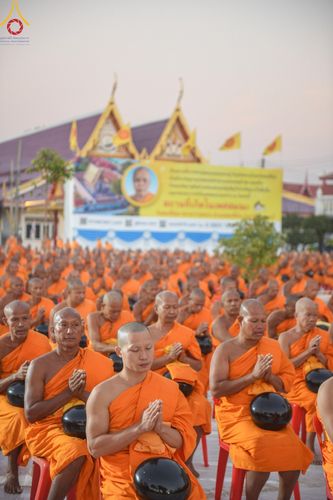 ภาพ No.196462:พิธีตักบาตรพระธรรมยาตรา ณ อนุสรณ์สถานลำดับที่ 3 สถานที่เกิดใหม่ในเพศสมณะ วัดสองพี่น้อง ต.ต้นตาล อ.สองพี่น้อง จ.สุพรรณบุรี ในโครงการธรรมยาตรา กตัญญูบูชา มหาปูชนียาจารย์ พระมงคลเทพมุนี(สด จนฺทสโร) พระผู้ปราบมาร ปีที่ 13 วันที่ 15 มกราคม พ.ศ.2568