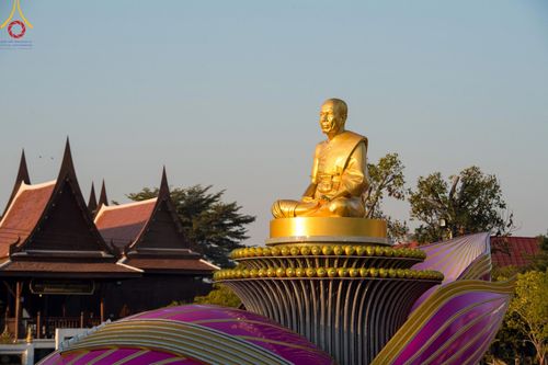 ภาพ No.196463:พิธีตักบาตรพระธรรมยาตรา ณ อนุสรณ์สถานลำดับที่ 3 สถานที่เกิดใหม่ในเพศสมณะ วัดสองพี่น้อง ต.ต้นตาล อ.สองพี่น้อง จ.สุพรรณบุรี ในโครงการธรรมยาตรา กตัญญูบูชา มหาปูชนียาจารย์ พระมงคลเทพมุนี(สด จนฺทสโร) พระผู้ปราบมาร ปีที่ 13 วันที่ 15 มกราคม พ.ศ.2568