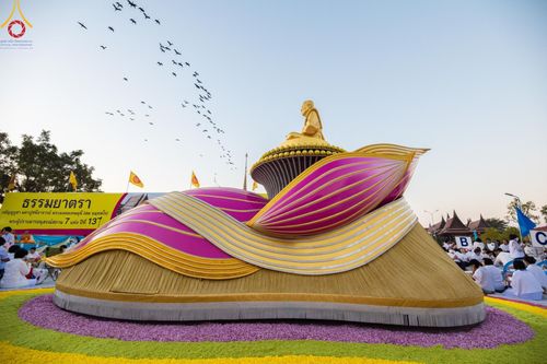 ภาพ No.196466:พิธีตักบาตรพระธรรมยาตรา ณ อนุสรณ์สถานลำดับที่ 3 สถานที่เกิดใหม่ในเพศสมณะ วัดสองพี่น้อง ต.ต้นตาล อ.สองพี่น้อง จ.สุพรรณบุรี ในโครงการธรรมยาตรา กตัญญูบูชา มหาปูชนียาจารย์ พระมงคลเทพมุนี(สด จนฺทสโร) พระผู้ปราบมาร ปีที่ 13 วันที่ 15 มกราคม พ.ศ.2568