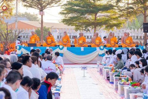 ภาพ No.196468:พิธีตักบาตรพระธรรมยาตรา ณ อนุสรณ์สถานลำดับที่ 3 สถานที่เกิดใหม่ในเพศสมณะ วัดสองพี่น้อง ต.ต้นตาล อ.สองพี่น้อง จ.สุพรรณบุรี ในโครงการธรรมยาตรา กตัญญูบูชา มหาปูชนียาจารย์ พระมงคลเทพมุนี(สด จนฺทสโร) พระผู้ปราบมาร ปีที่ 13 วันที่ 15 มกราคม พ.ศ.2568