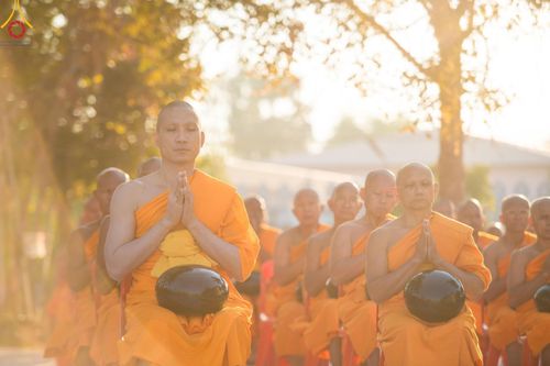 ภาพ No.196471:พิธีตักบาตรพระธรรมยาตรา ณ อนุสรณ์สถานลำดับที่ 3 สถานที่เกิดใหม่ในเพศสมณะ วัดสองพี่น้อง ต.ต้นตาล อ.สองพี่น้อง จ.สุพรรณบุรี ในโครงการธรรมยาตรา กตัญญูบูชา มหาปูชนียาจารย์ พระมงคลเทพมุนี(สด จนฺทสโร) พระผู้ปราบมาร ปีที่ 13 วันที่ 15 มกราคม พ.ศ.2568
