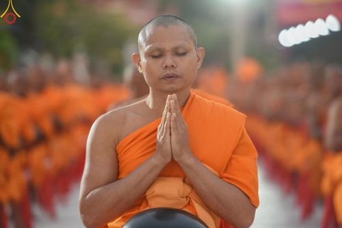 ภาพ No.196472:พิธีตักบาตรพระธรรมยาตรา ณ อนุสรณ์สถานลำดับที่ 3 สถานที่เกิดใหม่ในเพศสมณะ วัดสองพี่น้อง ต.ต้นตาล อ.สองพี่น้อง จ.สุพรรณบุรี ในโครงการธรรมยาตรา กตัญญูบูชา มหาปูชนียาจารย์ พระมงคลเทพมุนี(สด จนฺทสโร) พระผู้ปราบมาร ปีที่ 13 วันที่ 15 มกราคม พ.ศ.2568