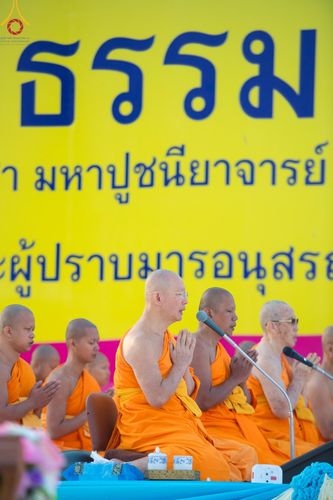 ภาพ No.196473:พิธีตักบาตรพระธรรมยาตรา ณ อนุสรณ์สถานลำดับที่ 3 สถานที่เกิดใหม่ในเพศสมณะ วัดสองพี่น้อง ต.ต้นตาล อ.สองพี่น้อง จ.สุพรรณบุรี ในโครงการธรรมยาตรา กตัญญูบูชา มหาปูชนียาจารย์ พระมงคลเทพมุนี(สด จนฺทสโร) พระผู้ปราบมาร ปีที่ 13 วันที่ 15 มกราคม พ.ศ.2568