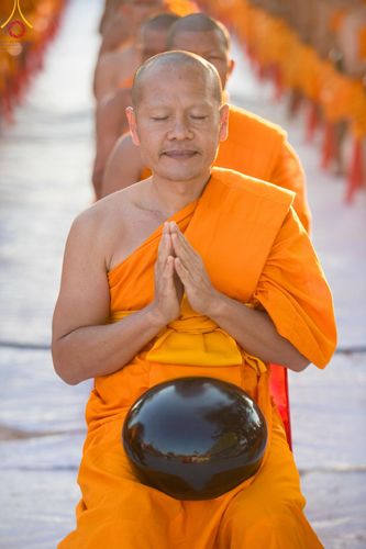 ภาพ No.196475:พิธีตักบาตรพระธรรมยาตรา ณ อนุสรณ์สถานลำดับที่ 3 สถานที่เกิดใหม่ในเพศสมณะ วัดสองพี่น้อง ต.ต้นตาล อ.สองพี่น้อง จ.สุพรรณบุรี ในโครงการธรรมยาตรา กตัญญูบูชา มหาปูชนียาจารย์ พระมงคลเทพมุนี(สด จนฺทสโร) พระผู้ปราบมาร ปีที่ 13 วันที่ 15 มกราคม พ.ศ.2568