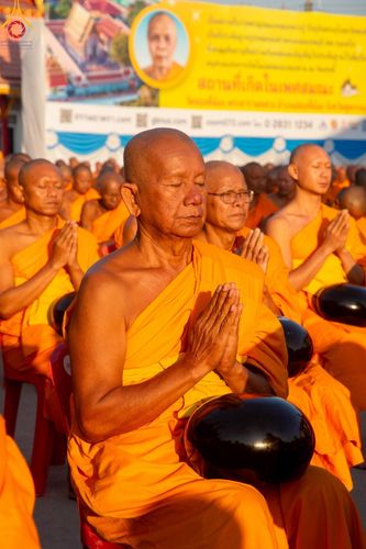 ภาพ No.196476:พิธีตักบาตรพระธรรมยาตรา ณ อนุสรณ์สถานลำดับที่ 3 สถานที่เกิดใหม่ในเพศสมณะ วัดสองพี่น้อง ต.ต้นตาล อ.สองพี่น้อง จ.สุพรรณบุรี ในโครงการธรรมยาตรา กตัญญูบูชา มหาปูชนียาจารย์ พระมงคลเทพมุนี(สด จนฺทสโร) พระผู้ปราบมาร ปีที่ 13 วันที่ 15 มกราคม พ.ศ.2568