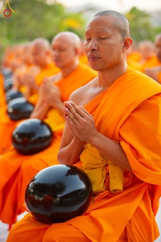 ภาพ No.196478:พิธีตักบาตรพระธรรมยาตรา ณ อนุสรณ์สถานลำดับที่ 3 สถานที่เกิดใหม่ในเพศสมณะ วัดสองพี่น้อง ต.ต้นตาล อ.สองพี่น้อง จ.สุพรรณบุรี ในโครงการธรรมยาตรา กตัญญูบูชา มหาปูชนียาจารย์ พระมงคลเทพมุนี(สด จนฺทสโร) พระผู้ปราบมาร ปีที่ 13 วันที่ 15 มกราคม พ.ศ.2568