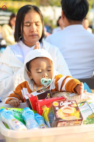 ภาพ No.196489:พิธีตักบาตรพระธรรมยาตรา ณ อนุสรณ์สถานลำดับที่ 3 สถานที่เกิดใหม่ในเพศสมณะ วัดสองพี่น้อง ต.ต้นตาล อ.สองพี่น้อง จ.สุพรรณบุรี ในโครงการธรรมยาตรา กตัญญูบูชา มหาปูชนียาจารย์ พระมงคลเทพมุนี(สด จนฺทสโร) พระผู้ปราบมาร ปีที่ 13 วันที่ 15 มกราคม พ.ศ.2568