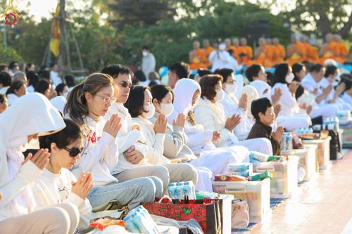 ภาพ No.196492:พิธีตักบาตรพระธรรมยาตรา ณ อนุสรณ์สถานลำดับที่ 3 สถานที่เกิดใหม่ในเพศสมณะ วัดสองพี่น้อง ต.ต้นตาล อ.สองพี่น้อง จ.สุพรรณบุรี ในโครงการธรรมยาตรา กตัญญูบูชา มหาปูชนียาจารย์ พระมงคลเทพมุนี(สด จนฺทสโร) พระผู้ปราบมาร ปีที่ 13 วันที่ 15 มกราคม พ.ศ.2568
