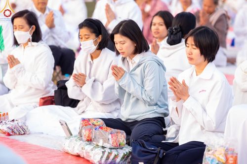 ภาพ No.196494:พิธีตักบาตรพระธรรมยาตรา ณ อนุสรณ์สถานลำดับที่ 3 สถานที่เกิดใหม่ในเพศสมณะ วัดสองพี่น้อง ต.ต้นตาล อ.สองพี่น้อง จ.สุพรรณบุรี ในโครงการธรรมยาตรา กตัญญูบูชา มหาปูชนียาจารย์ พระมงคลเทพมุนี(สด จนฺทสโร) พระผู้ปราบมาร ปีที่ 13 วันที่ 15 มกราคม พ.ศ.2568