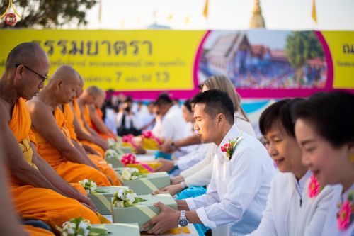 ภาพ No.196495:พิธีตักบาตรพระธรรมยาตรา ณ อนุสรณ์สถานลำดับที่ 3 สถานที่เกิดใหม่ในเพศสมณะ วัดสองพี่น้อง ต.ต้นตาล อ.สองพี่น้อง จ.สุพรรณบุรี ในโครงการธรรมยาตรา กตัญญูบูชา มหาปูชนียาจารย์ พระมงคลเทพมุนี(สด จนฺทสโร) พระผู้ปราบมาร ปีที่ 13 วันที่ 15 มกราคม พ.ศ.2568