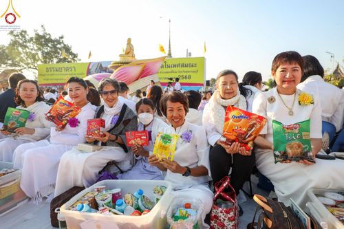 ภาพ No.196498:พิธีตักบาตรพระธรรมยาตรา ณ อนุสรณ์สถานลำดับที่ 3 สถานที่เกิดใหม่ในเพศสมณะ วัดสองพี่น้อง ต.ต้นตาล อ.สองพี่น้อง จ.สุพรรณบุรี ในโครงการธรรมยาตรา กตัญญูบูชา มหาปูชนียาจารย์ พระมงคลเทพมุนี(สด จนฺทสโร) พระผู้ปราบมาร ปีที่ 13 วันที่ 15 มกราคม พ.ศ.2568