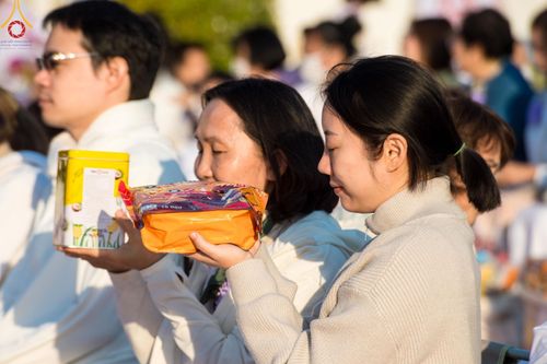 ภาพ No.196500:พิธีตักบาตรพระธรรมยาตรา ณ อนุสรณ์สถานลำดับที่ 3 สถานที่เกิดใหม่ในเพศสมณะ วัดสองพี่น้อง ต.ต้นตาล อ.สองพี่น้อง จ.สุพรรณบุรี ในโครงการธรรมยาตรา กตัญญูบูชา มหาปูชนียาจารย์ พระมงคลเทพมุนี(สด จนฺทสโร) พระผู้ปราบมาร ปีที่ 13 วันที่ 15 มกราคม พ.ศ.2568