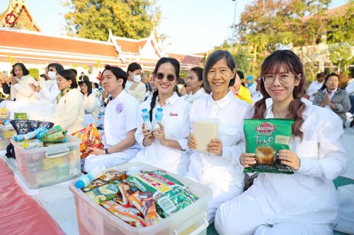 ภาพ No.196501:พิธีตักบาตรพระธรรมยาตรา ณ อนุสรณ์สถานลำดับที่ 3 สถานที่เกิดใหม่ในเพศสมณะ วัดสองพี่น้อง ต.ต้นตาล อ.สองพี่น้อง จ.สุพรรณบุรี ในโครงการธรรมยาตรา กตัญญูบูชา มหาปูชนียาจารย์ พระมงคลเทพมุนี(สด จนฺทสโร) พระผู้ปราบมาร ปีที่ 13 วันที่ 15 มกราคม พ.ศ.2568