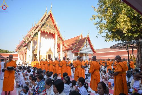 ภาพ No.196503:พิธีตักบาตรพระธรรมยาตรา ณ อนุสรณ์สถานลำดับที่ 3 สถานที่เกิดใหม่ในเพศสมณะ วัดสองพี่น้อง ต.ต้นตาล อ.สองพี่น้อง จ.สุพรรณบุรี ในโครงการธรรมยาตรา กตัญญูบูชา มหาปูชนียาจารย์ พระมงคลเทพมุนี(สด จนฺทสโร) พระผู้ปราบมาร ปีที่ 13 วันที่ 15 มกราคม พ.ศ.2568