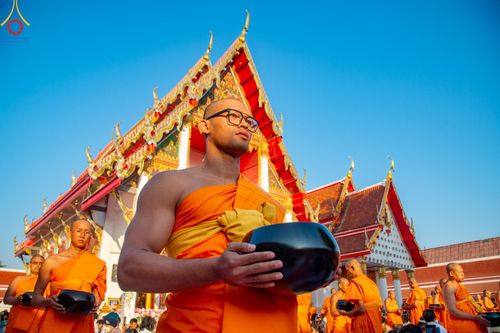 ภาพ No.196504:พิธีตักบาตรพระธรรมยาตรา ณ อนุสรณ์สถานลำดับที่ 3 สถานที่เกิดใหม่ในเพศสมณะ วัดสองพี่น้อง ต.ต้นตาล อ.สองพี่น้อง จ.สุพรรณบุรี ในโครงการธรรมยาตรา กตัญญูบูชา มหาปูชนียาจารย์ พระมงคลเทพมุนี(สด จนฺทสโร) พระผู้ปราบมาร ปีที่ 13 วันที่ 15 มกราคม พ.ศ.2568
