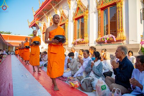 ภาพ No.196505:พิธีตักบาตรพระธรรมยาตรา ณ อนุสรณ์สถานลำดับที่ 3 สถานที่เกิดใหม่ในเพศสมณะ วัดสองพี่น้อง ต.ต้นตาล อ.สองพี่น้อง จ.สุพรรณบุรี ในโครงการธรรมยาตรา กตัญญูบูชา มหาปูชนียาจารย์ พระมงคลเทพมุนี(สด จนฺทสโร) พระผู้ปราบมาร ปีที่ 13 วันที่ 15 มกราคม พ.ศ.2568