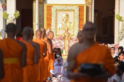ภาพ No.196506:พิธีตักบาตรพระธรรมยาตรา ณ อนุสรณ์สถานลำดับที่ 3 สถานที่เกิดใหม่ในเพศสมณะ วัดสองพี่น้อง ต.ต้นตาล อ.สองพี่น้อง จ.สุพรรณบุรี ในโครงการธรรมยาตรา กตัญญูบูชา มหาปูชนียาจารย์ พระมงคลเทพมุนี(สด จนฺทสโร) พระผู้ปราบมาร ปีที่ 13 วันที่ 15 มกราคม พ.ศ.2568