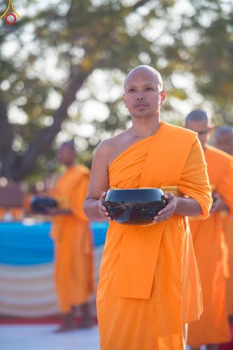 ภาพ No.196509:พิธีตักบาตรพระธรรมยาตรา ณ อนุสรณ์สถานลำดับที่ 3 สถานที่เกิดใหม่ในเพศสมณะ วัดสองพี่น้อง ต.ต้นตาล อ.สองพี่น้อง จ.สุพรรณบุรี ในโครงการธรรมยาตรา กตัญญูบูชา มหาปูชนียาจารย์ พระมงคลเทพมุนี(สด จนฺทสโร) พระผู้ปราบมาร ปีที่ 13 วันที่ 15 มกราคม พ.ศ.2568