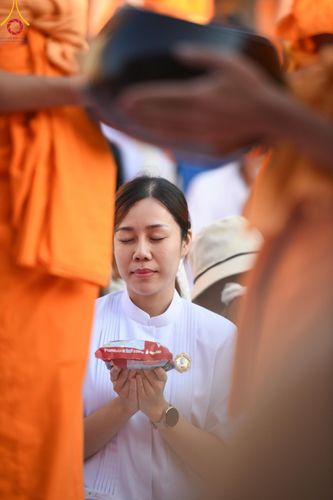 ภาพ No.196510:พิธีตักบาตรพระธรรมยาตรา ณ อนุสรณ์สถานลำดับที่ 3 สถานที่เกิดใหม่ในเพศสมณะ วัดสองพี่น้อง ต.ต้นตาล อ.สองพี่น้อง จ.สุพรรณบุรี ในโครงการธรรมยาตรา กตัญญูบูชา มหาปูชนียาจารย์ พระมงคลเทพมุนี(สด จนฺทสโร) พระผู้ปราบมาร ปีที่ 13 วันที่ 15 มกราคม พ.ศ.2568