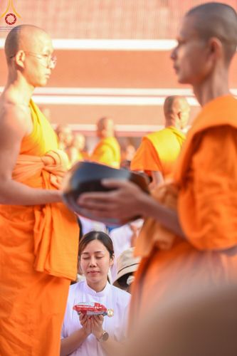 ภาพ No.196511:พิธีตักบาตรพระธรรมยาตรา ณ อนุสรณ์สถานลำดับที่ 3 สถานที่เกิดใหม่ในเพศสมณะ วัดสองพี่น้อง ต.ต้นตาล อ.สองพี่น้อง จ.สุพรรณบุรี ในโครงการธรรมยาตรา กตัญญูบูชา มหาปูชนียาจารย์ พระมงคลเทพมุนี(สด จนฺทสโร) พระผู้ปราบมาร ปีที่ 13 วันที่ 15 มกราคม พ.ศ.2568