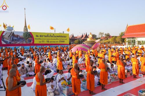 ภาพ No.196513:พิธีตักบาตรพระธรรมยาตรา ณ อนุสรณ์สถานลำดับที่ 3 สถานที่เกิดใหม่ในเพศสมณะ วัดสองพี่น้อง ต.ต้นตาล อ.สองพี่น้อง จ.สุพรรณบุรี ในโครงการธรรมยาตรา กตัญญูบูชา มหาปูชนียาจารย์ พระมงคลเทพมุนี(สด จนฺทสโร) พระผู้ปราบมาร ปีที่ 13 วันที่ 15 มกราคม พ.ศ.2568