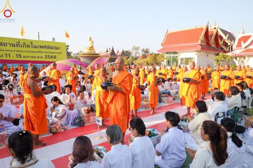 ภาพ No.196514:พิธีตักบาตรพระธรรมยาตรา ณ อนุสรณ์สถานลำดับที่ 3 สถานที่เกิดใหม่ในเพศสมณะ วัดสองพี่น้อง ต.ต้นตาล อ.สองพี่น้อง จ.สุพรรณบุรี ในโครงการธรรมยาตรา กตัญญูบูชา มหาปูชนียาจารย์ พระมงคลเทพมุนี(สด จนฺทสโร) พระผู้ปราบมาร ปีที่ 13 วันที่ 15 มกราคม พ.ศ.2568