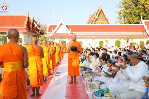 ภาพ No.196515:พิธีตักบาตรพระธรรมยาตรา ณ อนุสรณ์สถานลำดับที่ 3 สถานที่เกิดใหม่ในเพศสมณะ วัดสองพี่น้อง ต.ต้นตาล อ.สองพี่น้อง จ.สุพรรณบุรี ในโครงการธรรมยาตรา กตัญญูบูชา มหาปูชนียาจารย์ พระมงคลเทพมุนี(สด จนฺทสโร) พระผู้ปราบมาร ปีที่ 13 วันที่ 15 มกราคม พ.ศ.2568