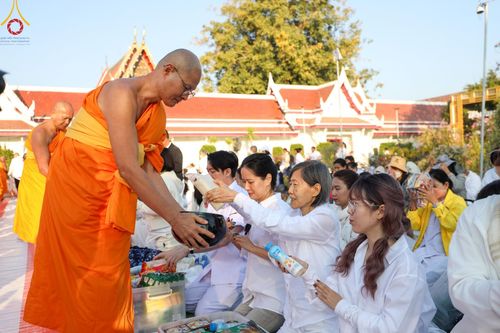ภาพ No.196516:พิธีตักบาตรพระธรรมยาตรา ณ อนุสรณ์สถานลำดับที่ 3 สถานที่เกิดใหม่ในเพศสมณะ วัดสองพี่น้อง ต.ต้นตาล อ.สองพี่น้อง จ.สุพรรณบุรี ในโครงการธรรมยาตรา กตัญญูบูชา มหาปูชนียาจารย์ พระมงคลเทพมุนี(สด จนฺทสโร) พระผู้ปราบมาร ปีที่ 13 วันที่ 15 มกราคม พ.ศ.2568