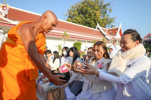 ภาพ No.196517:พิธีตักบาตรพระธรรมยาตรา ณ อนุสรณ์สถานลำดับที่ 3 สถานที่เกิดใหม่ในเพศสมณะ วัดสองพี่น้อง ต.ต้นตาล อ.สองพี่น้อง จ.สุพรรณบุรี ในโครงการธรรมยาตรา กตัญญูบูชา มหาปูชนียาจารย์ พระมงคลเทพมุนี(สด จนฺทสโร) พระผู้ปราบมาร ปีที่ 13 วันที่ 15 มกราคม พ.ศ.2568