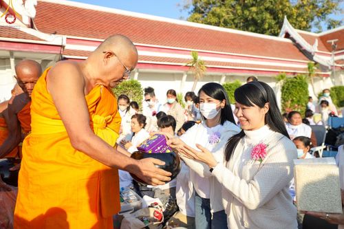 ภาพ No.196518:พิธีตักบาตรพระธรรมยาตรา ณ อนุสรณ์สถานลำดับที่ 3 สถานที่เกิดใหม่ในเพศสมณะ วัดสองพี่น้อง ต.ต้นตาล อ.สองพี่น้อง จ.สุพรรณบุรี ในโครงการธรรมยาตรา กตัญญูบูชา มหาปูชนียาจารย์ พระมงคลเทพมุนี(สด จนฺทสโร) พระผู้ปราบมาร ปีที่ 13 วันที่ 15 มกราคม พ.ศ.2568