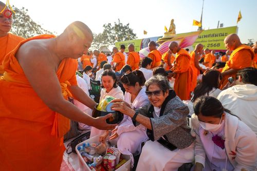 ภาพ No.196519:พิธีตักบาตรพระธรรมยาตรา ณ อนุสรณ์สถานลำดับที่ 3 สถานที่เกิดใหม่ในเพศสมณะ วัดสองพี่น้อง ต.ต้นตาล อ.สองพี่น้อง จ.สุพรรณบุรี ในโครงการธรรมยาตรา กตัญญูบูชา มหาปูชนียาจารย์ พระมงคลเทพมุนี(สด จนฺทสโร) พระผู้ปราบมาร ปีที่ 13 วันที่ 15 มกราคม พ.ศ.2568