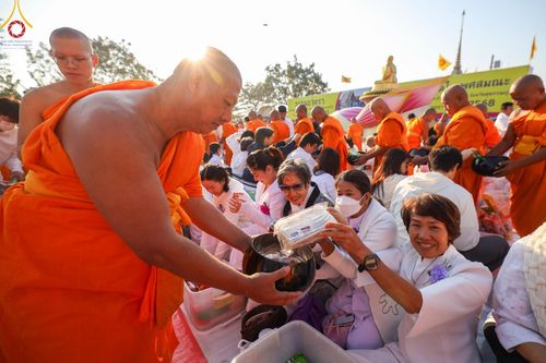 ภาพ No.196520:พิธีตักบาตรพระธรรมยาตรา ณ อนุสรณ์สถานลำดับที่ 3 สถานที่เกิดใหม่ในเพศสมณะ วัดสองพี่น้อง ต.ต้นตาล อ.สองพี่น้อง จ.สุพรรณบุรี ในโครงการธรรมยาตรา กตัญญูบูชา มหาปูชนียาจารย์ พระมงคลเทพมุนี(สด จนฺทสโร) พระผู้ปราบมาร ปีที่ 13 วันที่ 15 มกราคม พ.ศ.2568