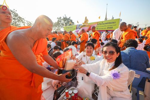 ภาพ No.196521:พิธีตักบาตรพระธรรมยาตรา ณ อนุสรณ์สถานลำดับที่ 3 สถานที่เกิดใหม่ในเพศสมณะ วัดสองพี่น้อง ต.ต้นตาล อ.สองพี่น้อง จ.สุพรรณบุรี ในโครงการธรรมยาตรา กตัญญูบูชา มหาปูชนียาจารย์ พระมงคลเทพมุนี(สด จนฺทสโร) พระผู้ปราบมาร ปีที่ 13 วันที่ 15 มกราคม พ.ศ.2568