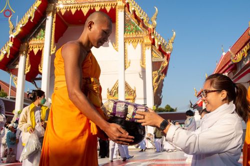 ภาพ No.196523:พิธีตักบาตรพระธรรมยาตรา ณ อนุสรณ์สถานลำดับที่ 3 สถานที่เกิดใหม่ในเพศสมณะ วัดสองพี่น้อง ต.ต้นตาล อ.สองพี่น้อง จ.สุพรรณบุรี ในโครงการธรรมยาตรา กตัญญูบูชา มหาปูชนียาจารย์ พระมงคลเทพมุนี(สด จนฺทสโร) พระผู้ปราบมาร ปีที่ 13 วันที่ 15 มกราคม พ.ศ.2568