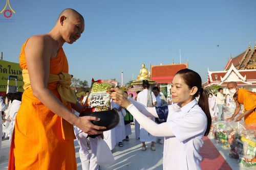 ภาพ No.196524:พิธีตักบาตรพระธรรมยาตรา ณ อนุสรณ์สถานลำดับที่ 3 สถานที่เกิดใหม่ในเพศสมณะ วัดสองพี่น้อง ต.ต้นตาล อ.สองพี่น้อง จ.สุพรรณบุรี ในโครงการธรรมยาตรา กตัญญูบูชา มหาปูชนียาจารย์ พระมงคลเทพมุนี(สด จนฺทสโร) พระผู้ปราบมาร ปีที่ 13 วันที่ 15 มกราคม พ.ศ.2568