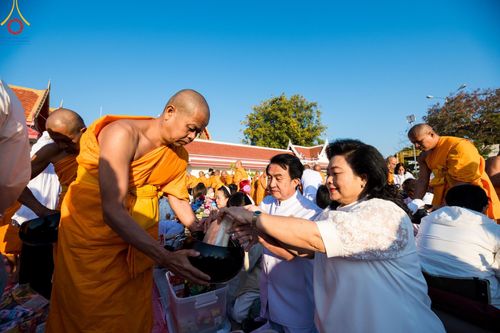 ภาพ No.196525:พิธีตักบาตรพระธรรมยาตรา ณ อนุสรณ์สถานลำดับที่ 3 สถานที่เกิดใหม่ในเพศสมณะ วัดสองพี่น้อง ต.ต้นตาล อ.สองพี่น้อง จ.สุพรรณบุรี ในโครงการธรรมยาตรา กตัญญูบูชา มหาปูชนียาจารย์ พระมงคลเทพมุนี(สด จนฺทสโร) พระผู้ปราบมาร ปีที่ 13 วันที่ 15 มกราคม พ.ศ.2568