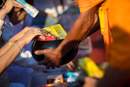 ภาพ No.196527:พิธีตักบาตรพระธรรมยาตรา ณ อนุสรณ์สถานลำดับที่ 3 สถานที่เกิดใหม่ในเพศสมณะ วัดสองพี่น้อง ต.ต้นตาล อ.สองพี่น้อง จ.สุพรรณบุรี ในโครงการธรรมยาตรา กตัญญูบูชา มหาปูชนียาจารย์ พระมงคลเทพมุนี(สด จนฺทสโร) พระผู้ปราบมาร ปีที่ 13 วันที่ 15 มกราคม พ.ศ.2568