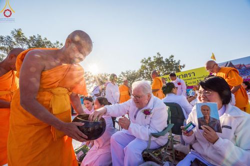ภาพ No.196526:พิธีตักบาตรพระธรรมยาตรา ณ อนุสรณ์สถานลำดับที่ 3 สถานที่เกิดใหม่ในเพศสมณะ วัดสองพี่น้อง ต.ต้นตาล อ.สองพี่น้อง จ.สุพรรณบุรี ในโครงการธรรมยาตรา กตัญญูบูชา มหาปูชนียาจารย์ พระมงคลเทพมุนี(สด จนฺทสโร) พระผู้ปราบมาร ปีที่ 13 วันที่ 15 มกราคม พ.ศ.2568