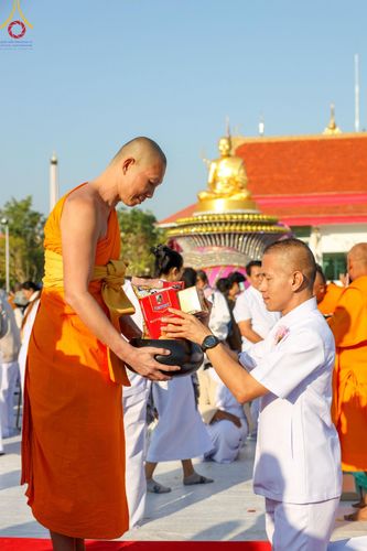 ภาพ No.196528:พิธีตักบาตรพระธรรมยาตรา ณ อนุสรณ์สถานลำดับที่ 3 สถานที่เกิดใหม่ในเพศสมณะ วัดสองพี่น้อง ต.ต้นตาล อ.สองพี่น้อง จ.สุพรรณบุรี ในโครงการธรรมยาตรา กตัญญูบูชา มหาปูชนียาจารย์ พระมงคลเทพมุนี(สด จนฺทสโร) พระผู้ปราบมาร ปีที่ 13 วันที่ 15 มกราคม พ.ศ.2568