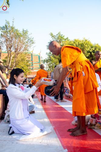 ภาพ No.196529:พิธีตักบาตรพระธรรมยาตรา ณ อนุสรณ์สถานลำดับที่ 3 สถานที่เกิดใหม่ในเพศสมณะ วัดสองพี่น้อง ต.ต้นตาล อ.สองพี่น้อง จ.สุพรรณบุรี ในโครงการธรรมยาตรา กตัญญูบูชา มหาปูชนียาจารย์ พระมงคลเทพมุนี(สด จนฺทสโร) พระผู้ปราบมาร ปีที่ 13 วันที่ 15 มกราคม พ.ศ.2568