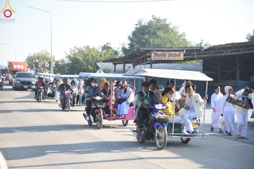 ภาพ No.196532:พิธีตักบาตรพระธรรมยาตรา ณ อนุสรณ์สถานลำดับที่ 3 สถานที่เกิดใหม่ในเพศสมณะ วัดสองพี่น้อง ต.ต้นตาล อ.สองพี่น้อง จ.สุพรรณบุรี ในโครงการธรรมยาตรา กตัญญูบูชา มหาปูชนียาจารย์ พระมงคลเทพมุนี(สด จนฺทสโร) พระผู้ปราบมาร ปีที่ 13 วันที่ 15 มกราคม พ.ศ.2568