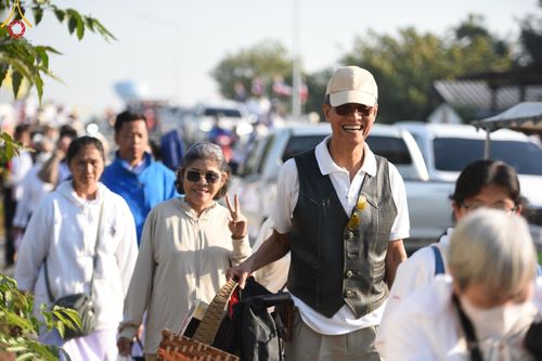 ภาพ No.196533:พิธีตักบาตรพระธรรมยาตรา ณ อนุสรณ์สถานลำดับที่ 3 สถานที่เกิดใหม่ในเพศสมณะ วัดสองพี่น้อง ต.ต้นตาล อ.สองพี่น้อง จ.สุพรรณบุรี ในโครงการธรรมยาตรา กตัญญูบูชา มหาปูชนียาจารย์ พระมงคลเทพมุนี(สด จนฺทสโร) พระผู้ปราบมาร ปีที่ 13 วันที่ 15 มกราคม พ.ศ.2568