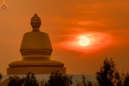 ภาพ No.200652:พิธีจุดประทีปถวายเป็นพุทธบูชา และบูชาธรรมมหาปูชนียาจารย์ ณ อนุสรณ์สถานบางปลา วัดบางปลา อำเภอบางเลน จังหวัดนครปฐม ในโครงการธรรมยาตรา กตัญญูบูชา มหาปูชนียาจารย์ พระมงคลเทพมุนี(สด จนฺทสโร) พระผู้ปราบมาร อนุสรณ์สถาน 7 แห่ง ปีที่ 13 วันที่ 23 มกราคม พ.ศ. 2568