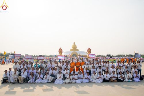 ภาพ No.200657:พิธีจุดประทีปถวายเป็นพุทธบูชา และบูชาธรรมมหาปูชนียาจารย์ ณ อนุสรณ์สถานบางปลา วัดบางปลา อำเภอบางเลน จังหวัดนครปฐม ในโครงการธรรมยาตรา กตัญญูบูชา มหาปูชนียาจารย์ พระมงคลเทพมุนี(สด จนฺทสโร) พระผู้ปราบมาร อนุสรณ์สถาน 7 แห่ง ปีที่ 13 วันที่ 23 มกราคม พ.ศ. 2568