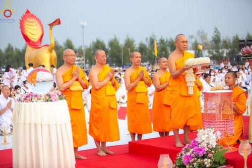 ภาพ No.200674:พิธีจุดประทีปถวายเป็นพุทธบูชา และบูชาธรรมมหาปูชนียาจารย์ ณ อนุสรณ์สถานบางปลา วัดบางปลา อำเภอบางเลน จังหวัดนครปฐม ในโครงการธรรมยาตรา กตัญญูบูชา มหาปูชนียาจารย์ พระมงคลเทพมุนี(สด จนฺทสโร) พระผู้ปราบมาร อนุสรณ์สถาน 7 แห่ง ปีที่ 13 วันที่ 23 มกราคม พ.ศ. 2568