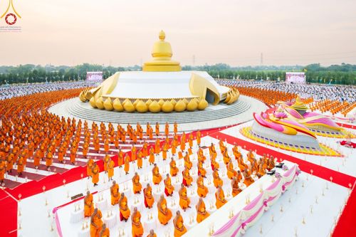 ภาพ No.200673:พิธีจุดประทีปถวายเป็นพุทธบูชา และบูชาธรรมมหาปูชนียาจารย์ ณ อนุสรณ์สถานบางปลา วัดบางปลา อำเภอบางเลน จังหวัดนครปฐม ในโครงการธรรมยาตรา กตัญญูบูชา มหาปูชนียาจารย์ พระมงคลเทพมุนี(สด จนฺทสโร) พระผู้ปราบมาร อนุสรณ์สถาน 7 แห่ง ปีที่ 13 วันที่ 23 มกราคม พ.ศ. 2568