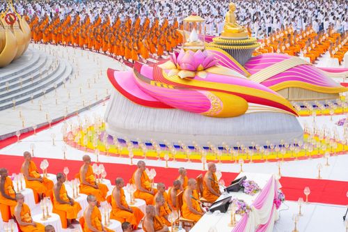 ภาพ No.200676:พิธีจุดประทีปถวายเป็นพุทธบูชา และบูชาธรรมมหาปูชนียาจารย์ ณ อนุสรณ์สถานบางปลา วัดบางปลา อำเภอบางเลน จังหวัดนครปฐม ในโครงการธรรมยาตรา กตัญญูบูชา มหาปูชนียาจารย์ พระมงคลเทพมุนี(สด จนฺทสโร) พระผู้ปราบมาร อนุสรณ์สถาน 7 แห่ง ปีที่ 13 วันที่ 23 มกราคม พ.ศ. 2568